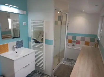 Salle de bains dans l'établissement Maison 3 chambres circuit des 24h Le Mans