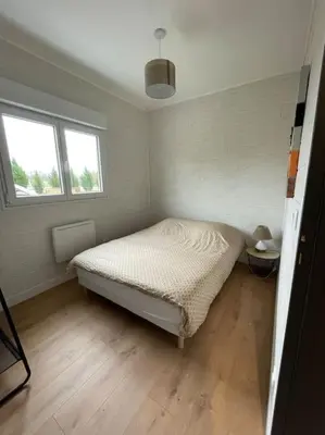 Un ou plusieurs lits dans un hébergement de l'établissement Les Chalets du Mancel - Chalet Tennessee - 500 m Bouleries Jump , 10 min du circuit des 24h