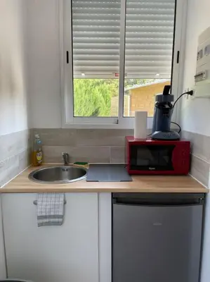 Cuisine ou kitchenette dans l'établissement Les Chalets du Mancel : Studio June - 24H du Mans - Bouleries Jump -