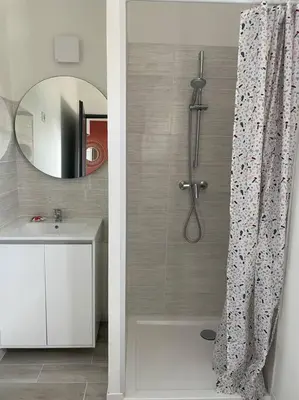 Salle de bains dans l'établissement Les Chalets du Mancel : Studio June - 24H du Mans - Bouleries Jump -