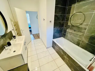 Salle de bains dans l'établissement Inédit : appartements grandes capacités sur les quais de Blois - 23 pers