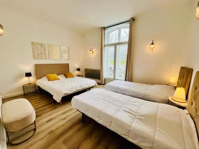Un ou plusieurs lits dans un hébergement de l'établissement Inédit : appartements grandes capacités sur les quais de Blois - 23 pers