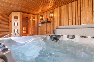 Salle de bains dans l'établissement La Bulle Détente : Maison avec Jacuzzi et Sauna