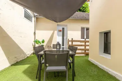 Balcon ou terrasse dans l'établissement La Bulle Détente : Maison avec Jacuzzi et Sauna