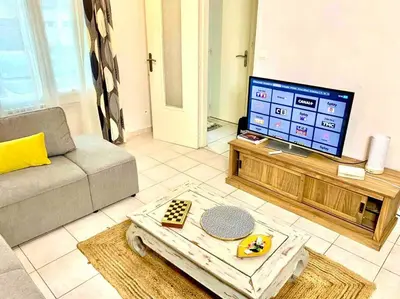 Télévision ou salle de divertissement dans l'établissement Maison 3 ch. Garage, jardin, 10 min circuit