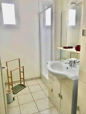 Salle de bains dans l'établissement Maison 3 ch. Garage, jardin, 10 min circuit
