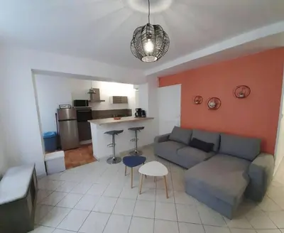 Cuisine ou kitchenette dans l'établissement Appart chaleureux avec terrasse