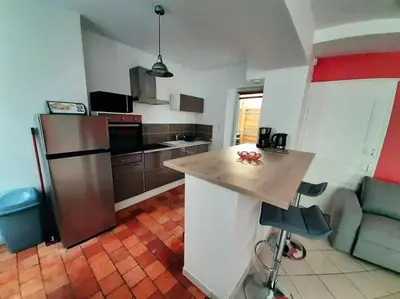 Cuisine ou kitchenette dans l'établissement Appart chaleureux avec terrasse