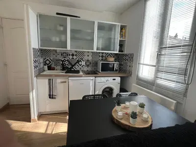Cuisine ou kitchenette dans l'établissement Appartement T1B place saint Anne