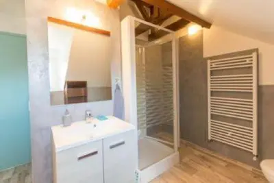 Salle de bains dans l'établissement Gite jardin du garde