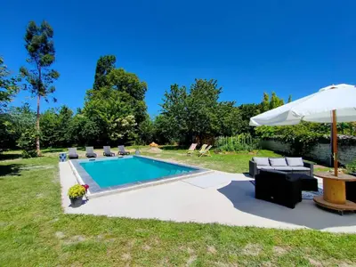 Piscine de l'établissement Gîte Les Raudières 3 étoiles - Piscine et Spa ou située à proximité
