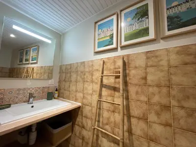 Salle de bains dans l'établissement Le Doux Douillet Beauval à 5mn du Zoo - Gite Familial en Hypercentre de Saint-Aignan