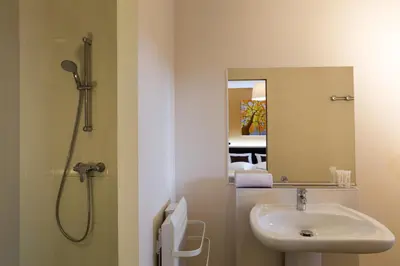 Salle de bains dans l'établissement Hôtel Le Haut des Lys