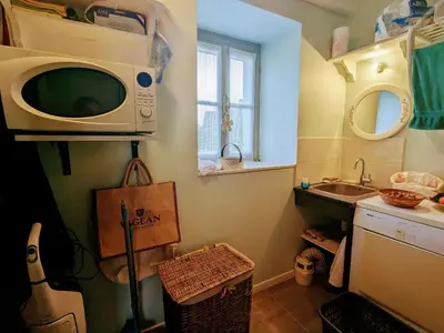 Cuisine ou kitchenette dans l'établissement Séjour paisible au cœur du Berry : maison familiale moderne, cheminée, jardin, et SPA à Cléré-du-Bois. - FR-1-591-563