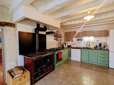 Cuisine ou kitchenette dans l'établissement Séjour paisible au cœur du Berry : maison familiale moderne, cheminée, jardin, et SPA à Cléré-du-Bois. - FR-1-591-563