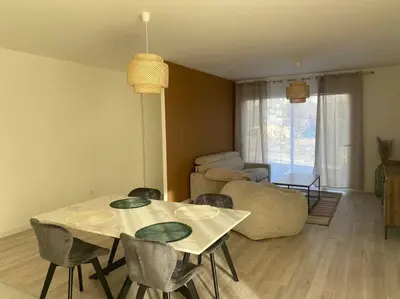 Coin salon dans l'établissement Maison By Sana proche du lac