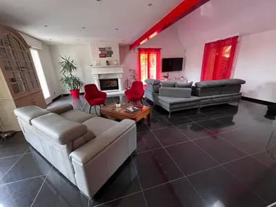 Coin salon dans l'établissement Villa avec piscine à 10 min du circuit des 24h du Mans