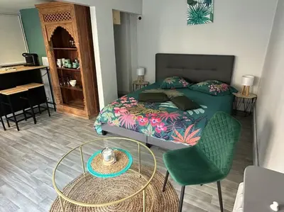 Coin salon dans l'établissement Studio indépendant avec jardin