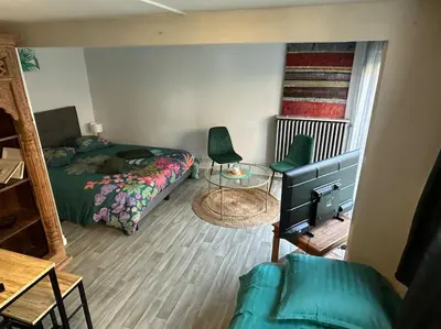 Coin salon dans l'établissement Studio indépendant avec jardin