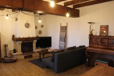 Télévision ou salle de divertissement dans l'établissement Charmante maison à la campagne