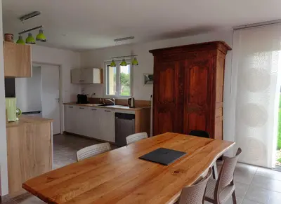 Cuisine ou kitchenette dans l'établissement Le Logis d'Emeric avec paisible jardin Clos&Arboré