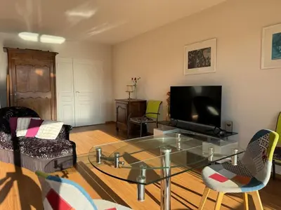 Télévision ou salle de divertissement dans l'établissement Confort et panorama T3 face à la rivière