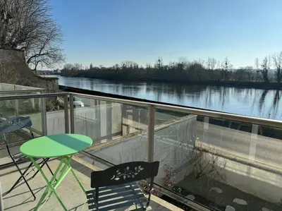Balcon ou terrasse dans l'établissement Confort et panorama T3 face à la rivière