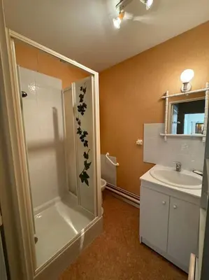 Salle de bains dans l'établissement Confort et panorama T3 face à la rivière