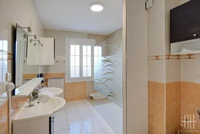 Salle de bains dans l'établissement L'Alysse - Maison Familiale