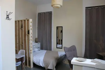 Un ou plusieurs lits dans un hébergement de l'établissement Studio cosy au pied du château