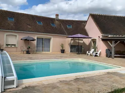 Piscine de l'établissement Gite de Groupe Aux Instants Partagés ou située à proximité