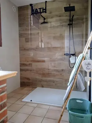 Salle de bains dans l'établissement Gite meublé avec étang en lisière de forêt.