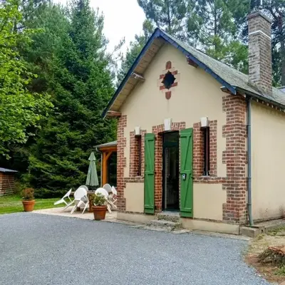 Gite meublé avec étang en lisière de forêt.