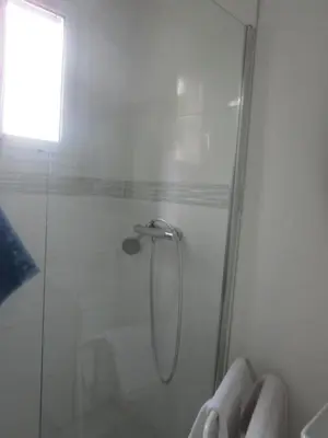 Salle de bains dans l'établissement la maisonnette du peu-morier