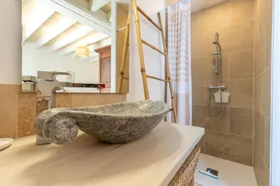 Salle de bains dans l'établissement Le gîte L'As de Seur