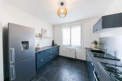 Cuisine ou kitchenette dans l'établissement CineHome - 5 min Tours centre-Parking/Tram au pied