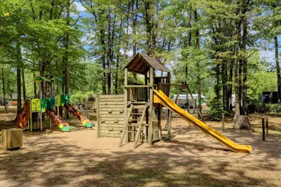 Aire de jeux pour enfants de l'établissement Camping La Mignardière
