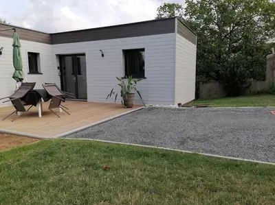 Jardin de l'établissement Joli chalet contemporain, calme et verdure.