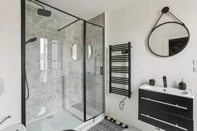Salle de bains dans l'établissement Appart Moderne près du Circuit 24h