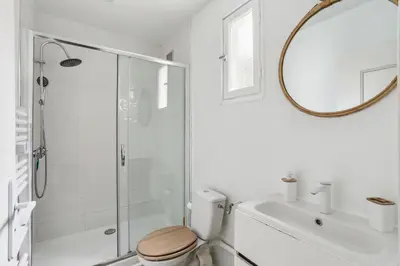 Salle de bains dans l'établissement Appartement Neuf Proche Circuit 24h