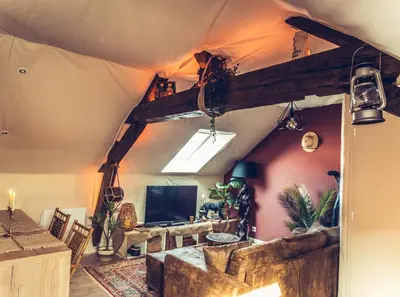 Télévision ou salle de divertissement dans l'établissement L'Insolite, expérience safari chic à Saumur
