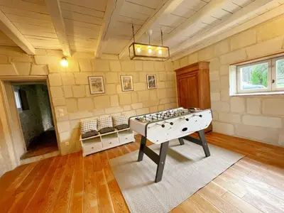 Coin salon dans l'établissement Gîte de charme avec piscine chauffée, salle de jeux, et salle de fitness proche du lac de Rillé - FR-1-381-563