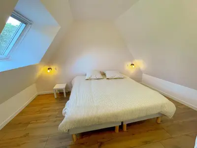 Un ou plusieurs lits dans un hébergement de l'établissement Gîte de charme avec piscine chauffée, salle de jeux, et salle de fitness proche du lac de Rillé - FR-1-381-563
