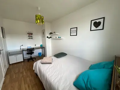 Un ou plusieurs lits dans un hébergement de l'établissement Maison 6 personnes avec parking privé (à 1km du circuit et à 270 mètres de l’arrêt tram T1-Jules Raimu)