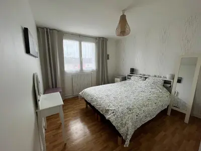 Un ou plusieurs lits dans un hébergement de l'établissement Maison 6 personnes avec parking privé (à 1km du circuit et à 270 mètres de l’arrêt tram T1-Jules Raimu)