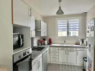 Cuisine ou kitchenette dans l'établissement Maison 6 personnes avec parking privé (à 1km du circuit et à 270 mètres de l’arrêt tram T1-Jules Raimu)