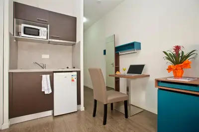 Cuisine ou kitchenette dans l'établissement Appart'hôtel Odalys City - Tours Le Jardin des Lettres