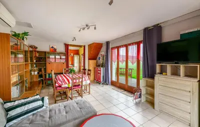 Télévision ou salle de divertissement dans l'établissement Cozy Home In Scorbé-Clairvaux With Wifi