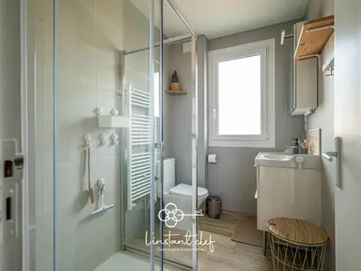 Salle de bains dans l'établissement Évasion au Mans - Terrasse & Garage - L'Instant Clef