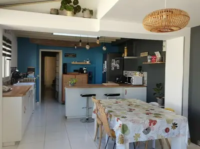Cuisine ou kitchenette dans l'établissement Maison de centre-ville